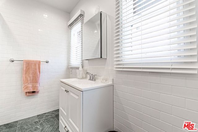 165 N Las Palmas Avenue, Los Angeles, CA 90004