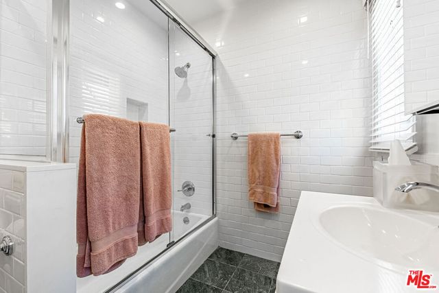 165 N Las Palmas Avenue, Los Angeles, CA 90004