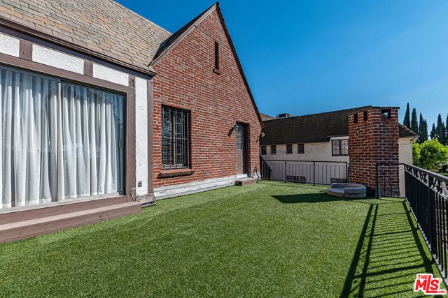 165 N Las Palmas Avenue, Los Angeles, CA 90004