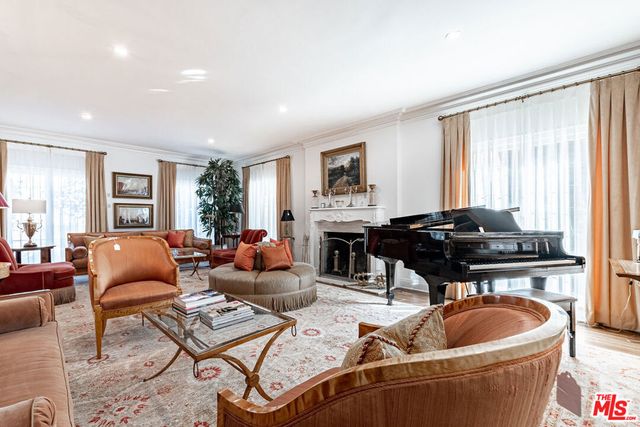 165 N Las Palmas Avenue, Los Angeles, CA 90004