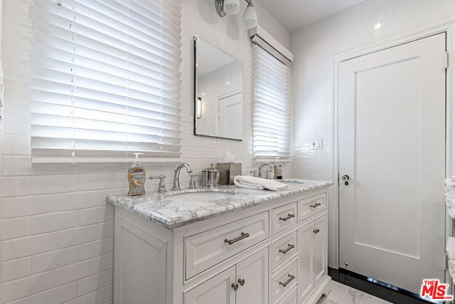 165 N Las Palmas Avenue, Los Angeles, CA 90004