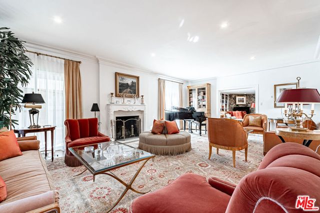 165 N Las Palmas Avenue, Los Angeles, CA 90004