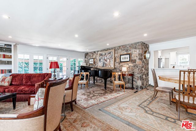 165 N Las Palmas Avenue, Los Angeles, CA 90004