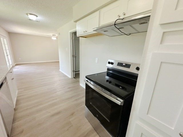 328 Hillside Court, Burleson, TX 76028