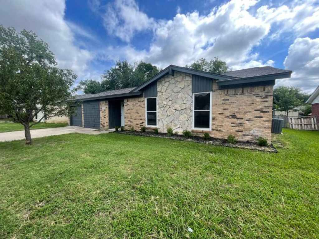 328 Hillside Court, Burleson, TX 76028