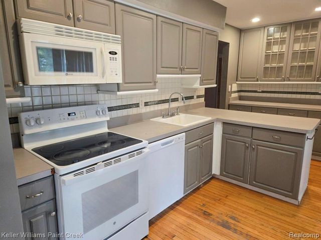 2438 Archdale, West Bloomfield, MI 48324