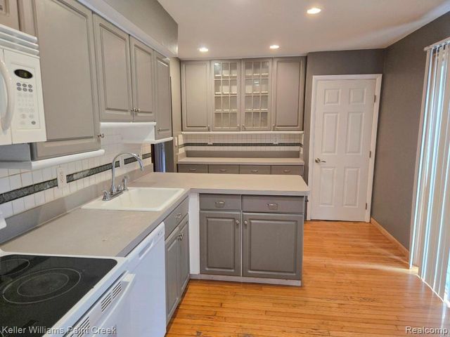 2438 Archdale, West Bloomfield, MI 48324