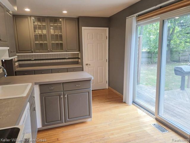 2438 Archdale, West Bloomfield, MI 48324