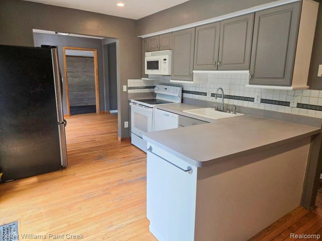 2438 Archdale, West Bloomfield, MI 48324