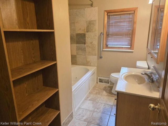 2438 Archdale, West Bloomfield, MI 48324