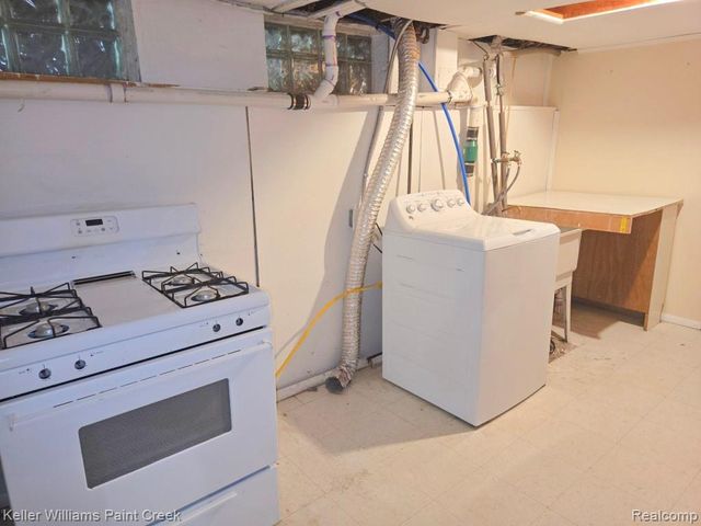 2438 Archdale, West Bloomfield, MI 48324