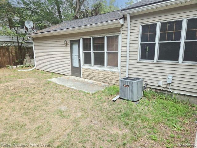 2438 Archdale, West Bloomfield, MI 48324
