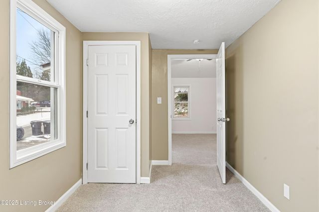 400 Hillview Dr, Louisville, KY 40214