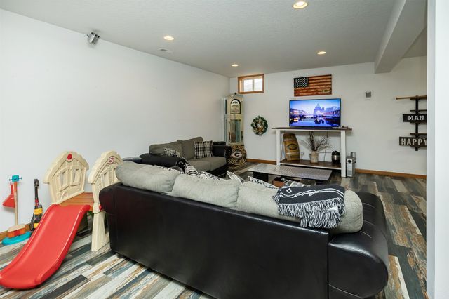 6404 NW 56th Street, Johnston, IA 50131