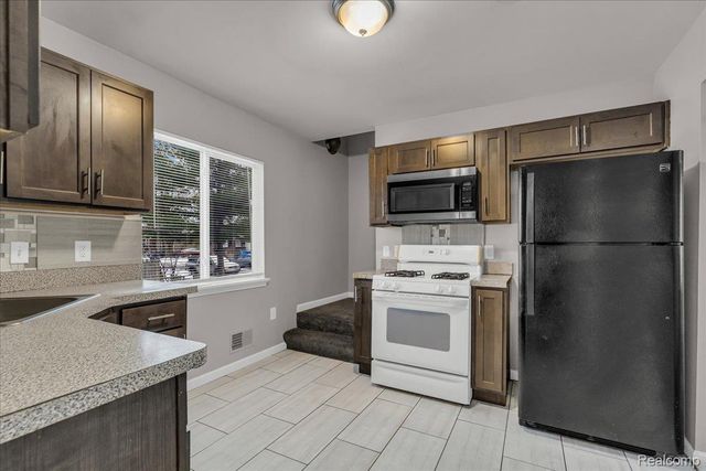 8268 Hudson Avenue, Warren, MI 48089