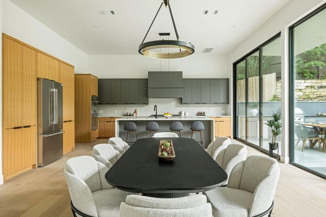 1102 Summit ST, Austin, TX 78741