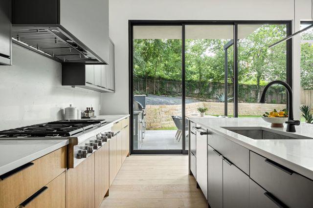 1102 Summit ST, Austin, TX 78741