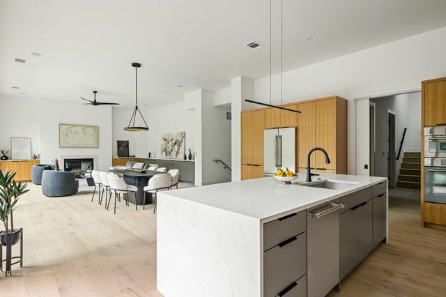 1102 Summit ST, Austin, TX 78741