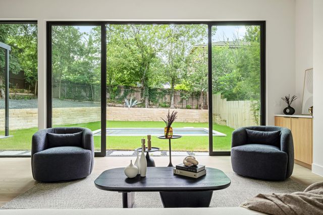 1102 Summit ST, Austin, TX 78741