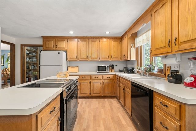 16 Parmenter Rd, Framingham, MA 01701