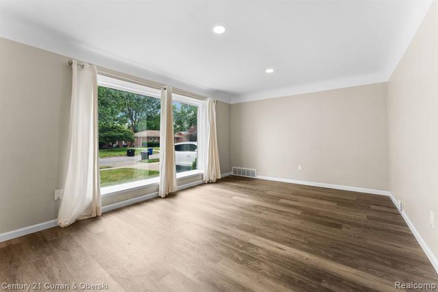 9077 Riverview Avenue, Redford, MI 48239