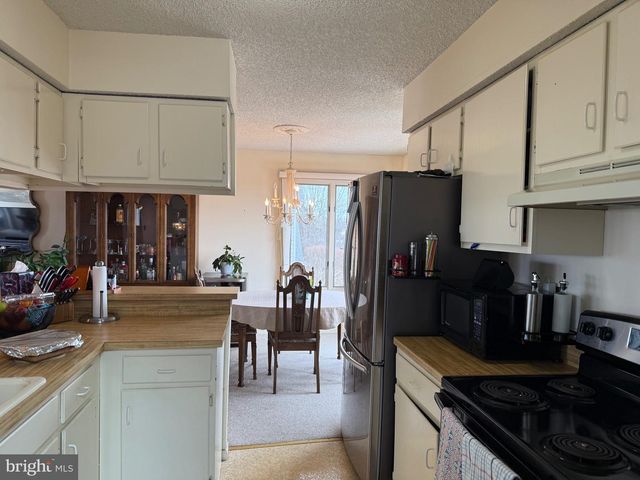 102 JEANNE DR, Manahawkin, NJ 08050