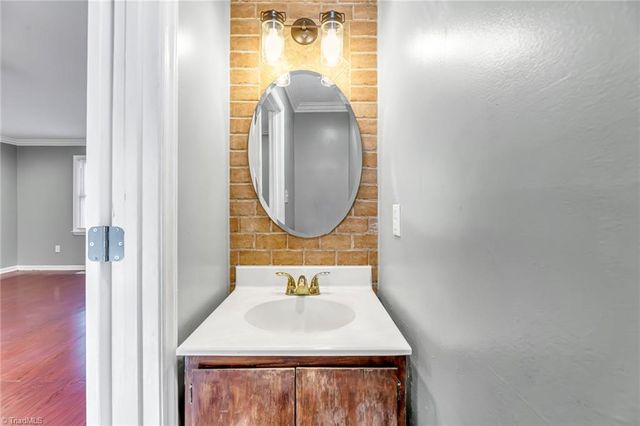 105 W Lakefield Drive, Greensboro, NC 27406