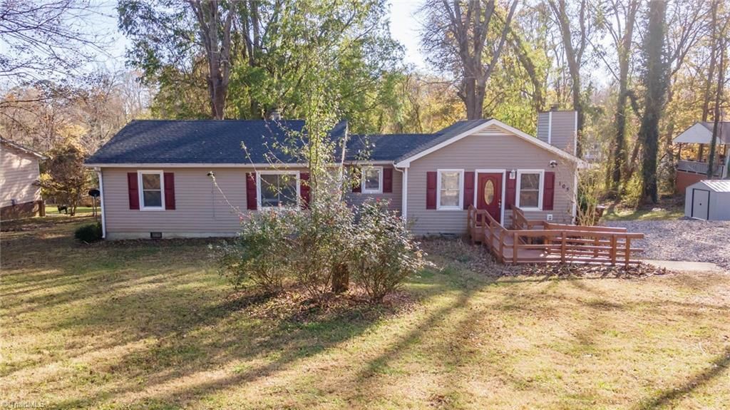 105 W Lakefield Drive, Greensboro, NC 27406