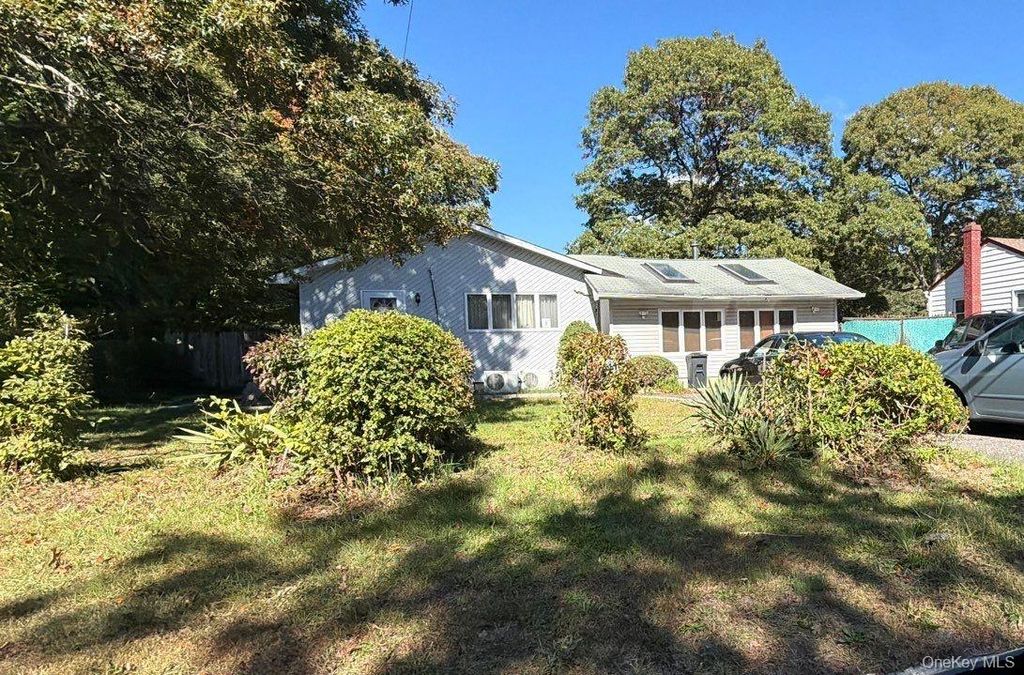 5475 Expressway Drive N, Holtsville, NY 11742