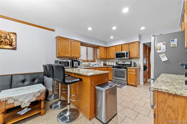 46902 Amberwood Drive, Shelby Charter Township, MI 48317