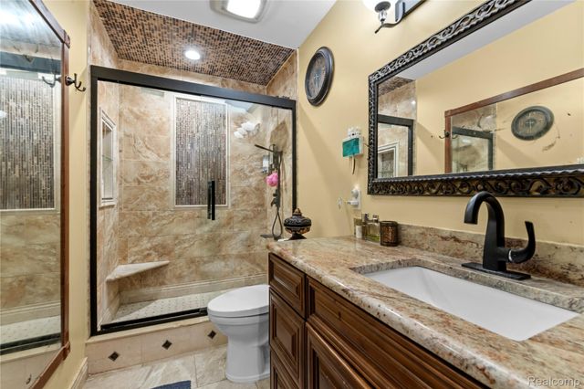 46902 Amberwood Drive, Shelby Charter Township, MI 48317
