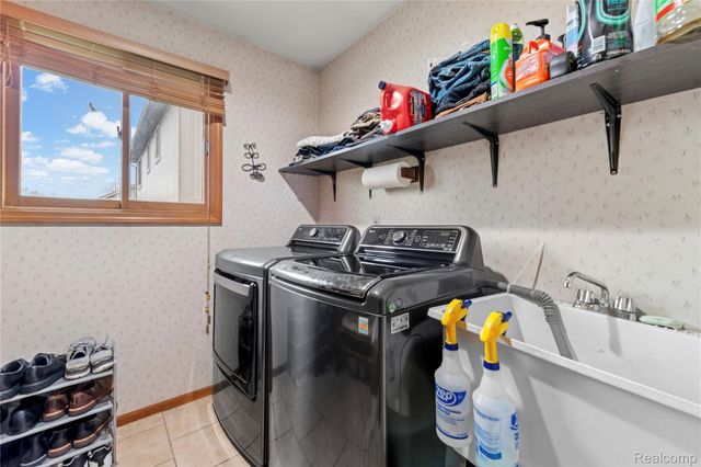 46902 Amberwood Drive, Shelby Charter Township, MI 48317