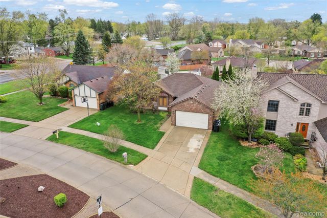 46902 Amberwood Drive, Shelby Charter Township, MI 48317
