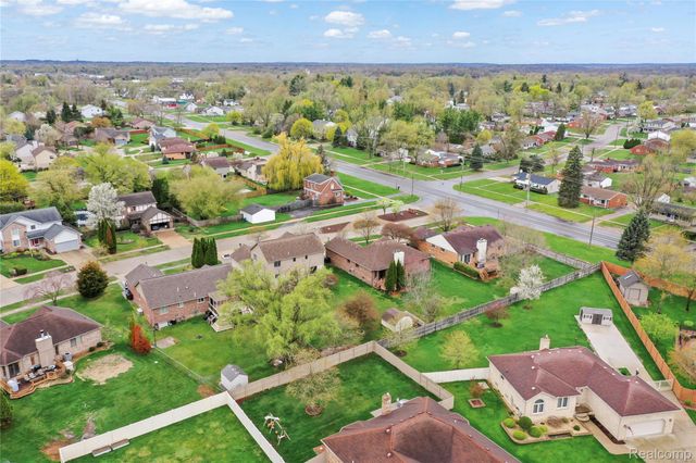 46902 Amberwood Drive, Shelby Charter Township, MI 48317