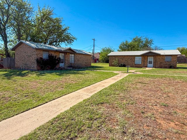 805 Avenue J, Childress, TX 79201