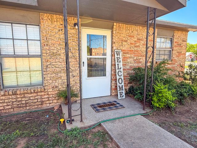 805 Avenue J, Childress, TX 79201