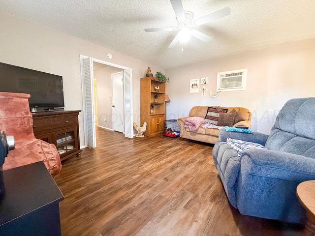 805 Avenue J, Childress, TX 79201