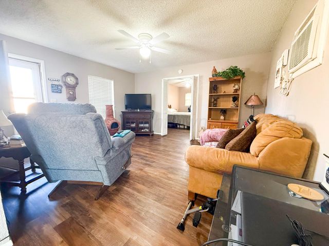 805 Avenue J, Childress, TX 79201