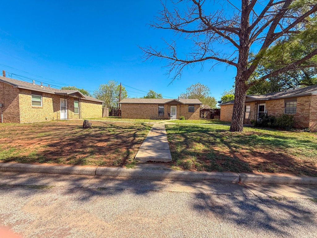 805 Avenue J, Childress, TX 79201