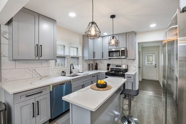 366 N Hemlock Avenue, Wood Dale, IL 60191