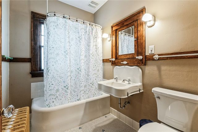 1602 1st Avenue NW, Cedar Rapids, IA 52405