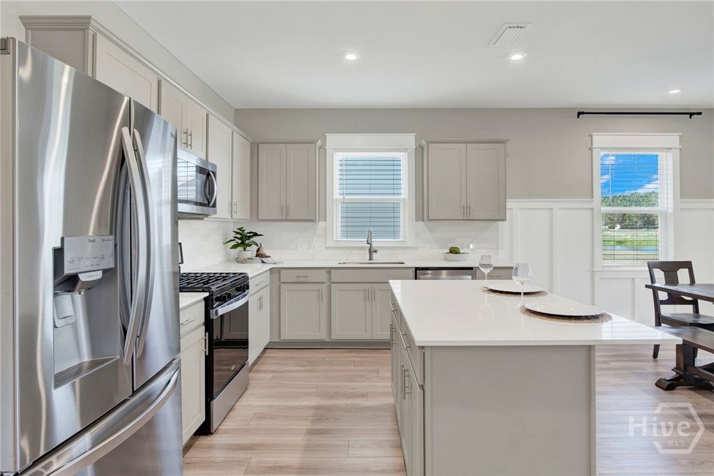 Image 8 of property listing at 815 Longleaf Drive, Richmond Hill, GA 31324