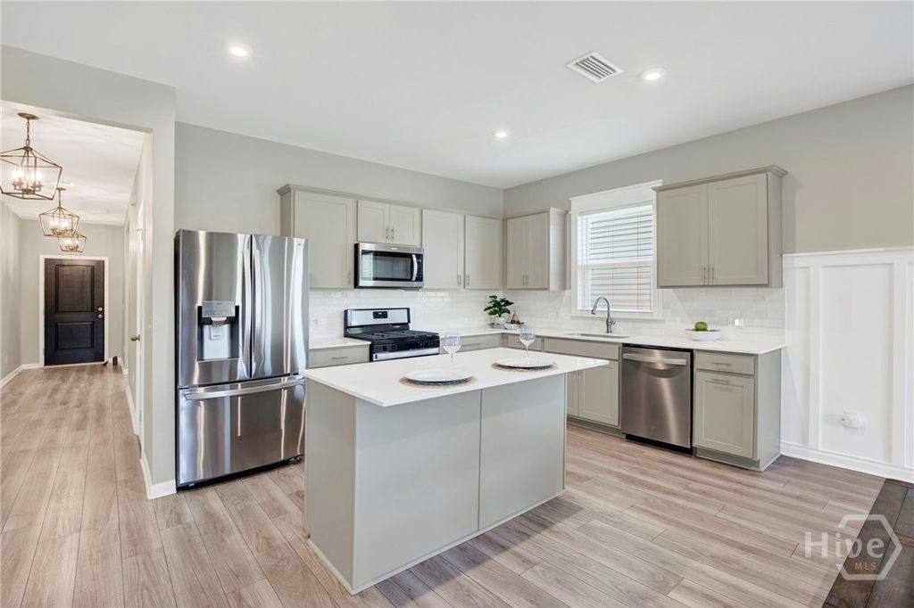 Image 9 of property listing at 815 Longleaf Drive, Richmond Hill, GA 31324