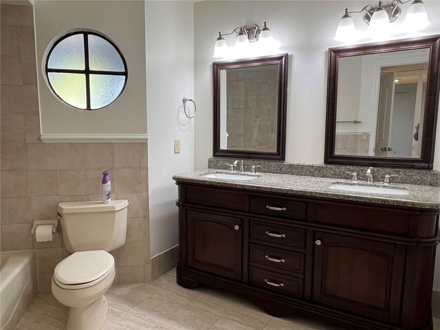 18714 WIMBLEDON CIRCLE 18714, Lutz, FL 33558