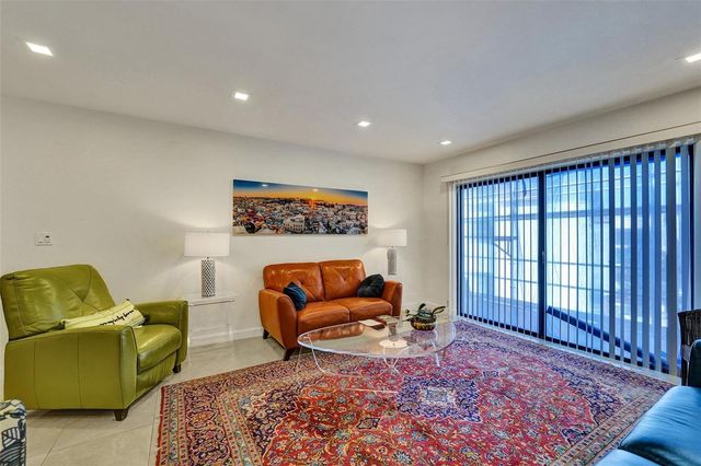 4060 N Hills Drive 32, Hollywood, FL 33021