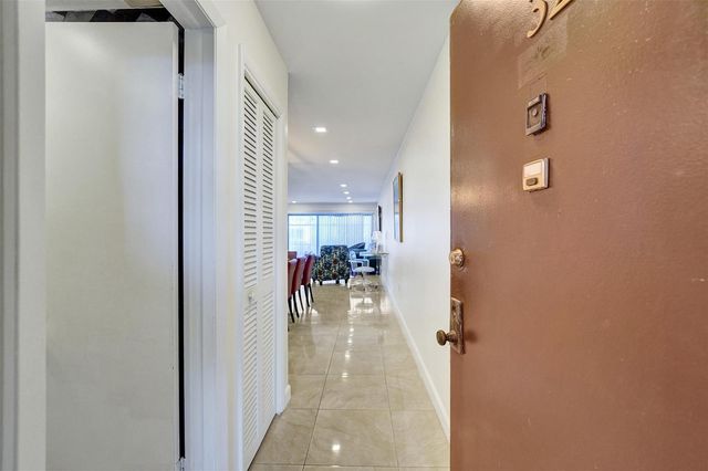 4060 N Hills Drive 32, Hollywood, FL 33021