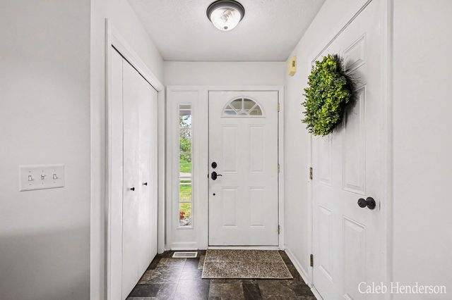5918 Eaglechase Drive SE, Grand Rapids, MI 49512