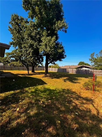 922 S 15th Street, Rogers, AR 72758
