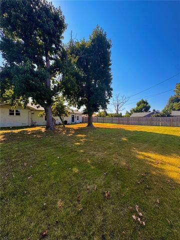 922 S 15th Street, Rogers, AR 72758