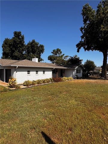 922 S 15th Street, Rogers, AR 72758